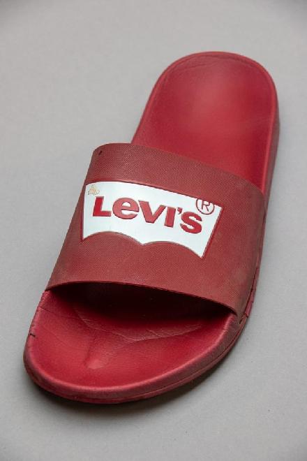 roter Badelatschen LEVIS