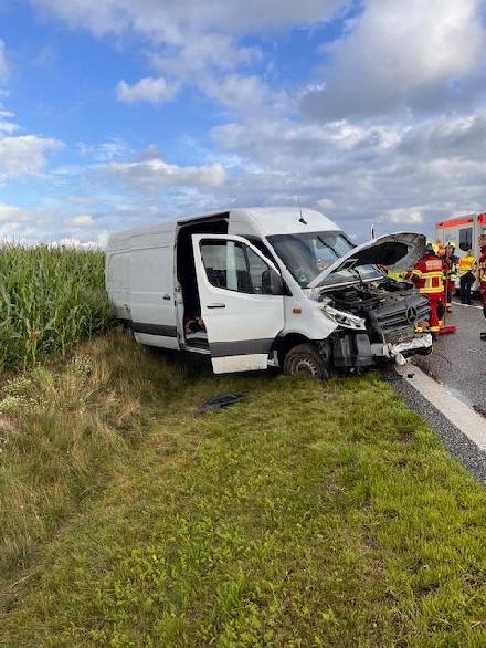 Die Insassen des Kleintransporters wurden bei dem Unfall leicht verletzt.