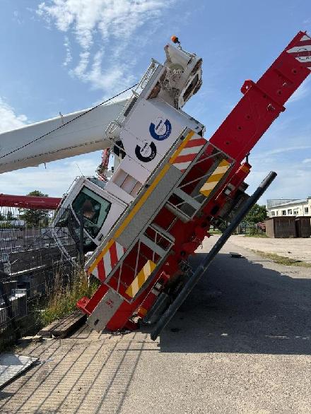 Der Kran kippte mit ausgefahrenen Teleskoparmen auf die Seite.