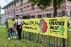 Vor dem Polizeirevier Rostock-Lichtenhagen befestigten Angelika Stiemer, Vorsitzende der Verkehrswacht Rostock, und Polizeihauptmeisterin Jeannette Damrath-Rekowsky, Präventionsbeamtin der PI Rostock, gemeinsam mit dem künftigen Erstklässler Andrej das Banner mit der Botschaft ´BREMS DICH! Schule hat begonnen´.
