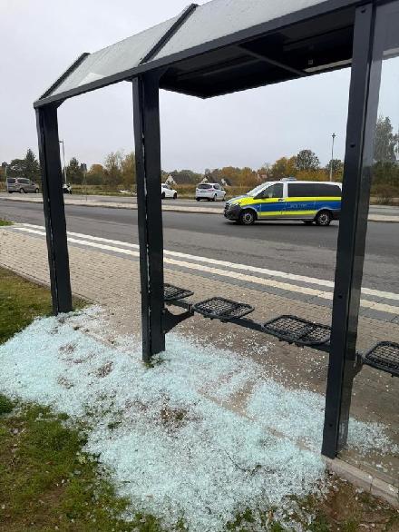 Nach der Sachbeschädigung in der Gneisenaustraße sucht die Polizei nach Hinweisen und Zeugen.