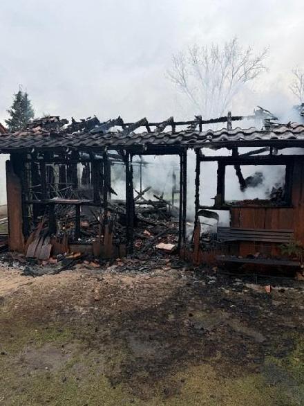 Die Feuerwehr konnte den Brand löschen, der Schuppen wurde jedoch vollständig zerstört.