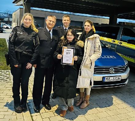 Bildunterschrift: POM Jessica Schröder, PD Rainer Dittschlag, PHK Steffen Nerlich mit Sophia und ihrer Mutter bei der Ehrung (v.l.)
