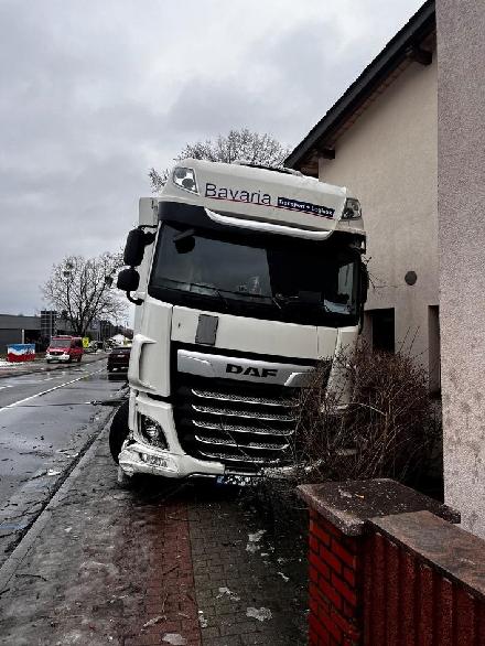 Der verunfallte Lkw auf der B321