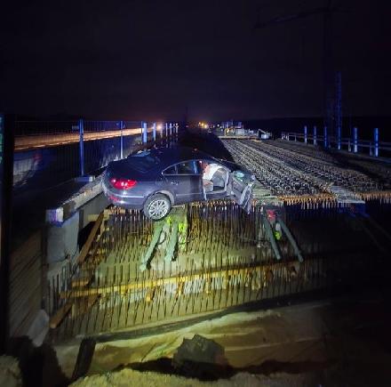 Das Unfallfahrzeug landete auf dem Bewehrungsstahl der im Rohbau befindlichen Brücke.