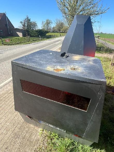 Die Außenverkleidung des Anhängers wurde im oberen Bereich beschädigt.