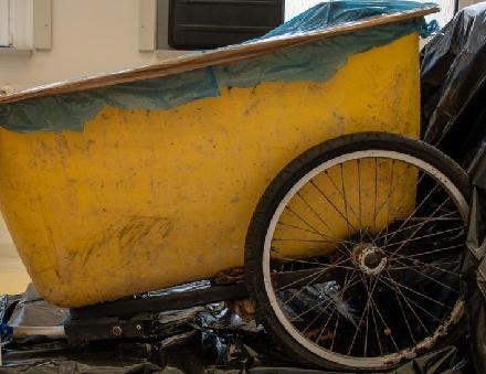 Wer kann Angaben zur gelben Kiste bzw. Mörtelwanne machen?