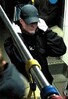 Die Polizei fahndet nach der abgebildeten Person und bittet um Hinweise zur Identität und zum Aufenthaltsort