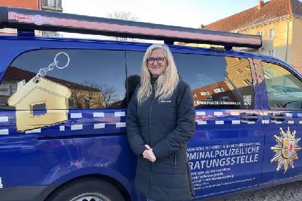 Kriminalhauptkommissarin Kathleen Witt berät bei der Seniorenmesse zum Einbruchsschutz. (Foto: Polizei, zur freien Verwendung)