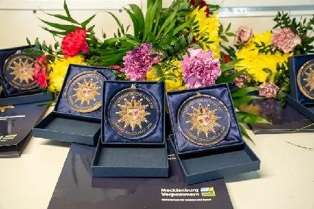 Die Geehrten erhielten eine Medaille, eine Urkunde sowie Blumen als Anerkennung ihres Engagements