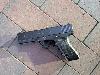 Die festgestellte Wasserpistole sieht der Glock 18 täuschend echt. Sogar die angebrachten Bezeichnungen auf der Waffe entsprechen denen der echten Schusswaffe. Ein optischer Unterschied ist kaum ersichtlich.