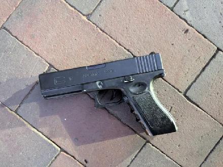 Die festgestellte Wasserpistole sieht der Glock 18 täuschend echt. Sogar die angebrachten Bezeichnungen auf der Waffe entsprechen denen der echten Schusswaffe. Ein optischer Unterschied ist kaum ersichtlich.