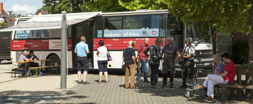Bus des Projektes Demokratie auf Achse der Landeszentrale für politische Bildung