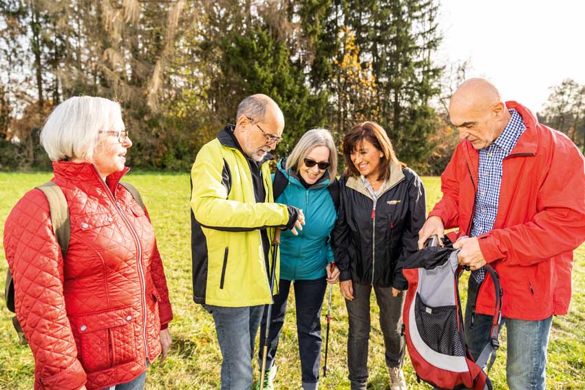 Wandergruppe mit Senioren