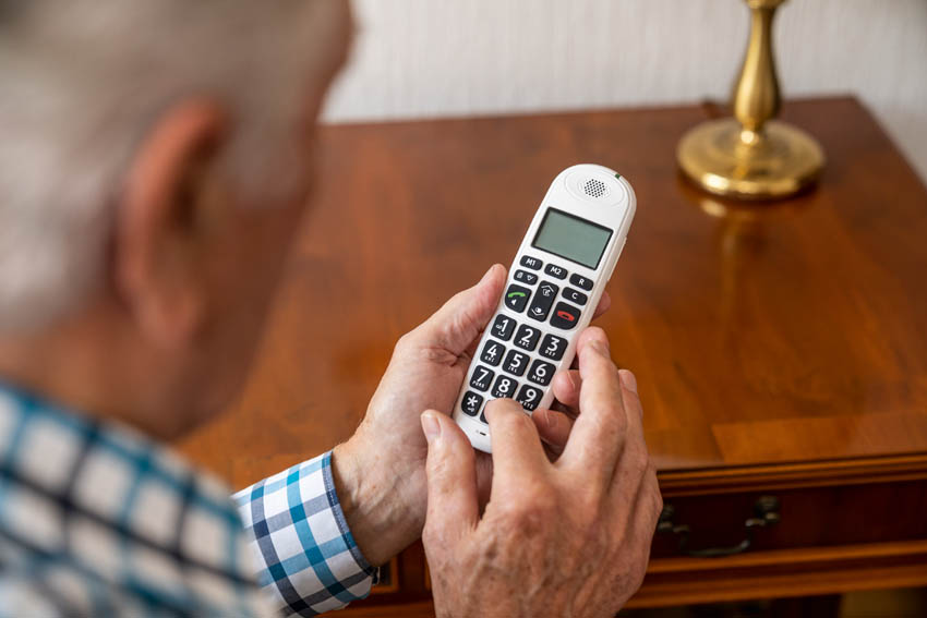Senior am Telefon © Polizeiliche Kriminalprävention der Länder und des Bundes Senior am Telefon