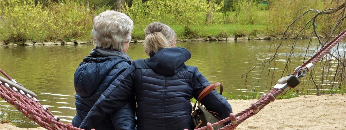 Frauen auf einer Schaukel
