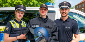 Junge Frauen und ein Mann in Polizeiuniform (Externer Link: Ausbildung und Studium an der Fach­hoch­schule Güstrow)